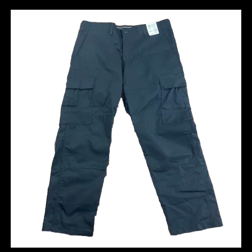 Black Cargo Pants with Durable Fabric and Straight Leg